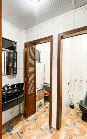 Casa à venda com 490m², 4 quartos e 2 vagas Casa à venda com 490m², 4 quartos e 2 vagasBanheiro social