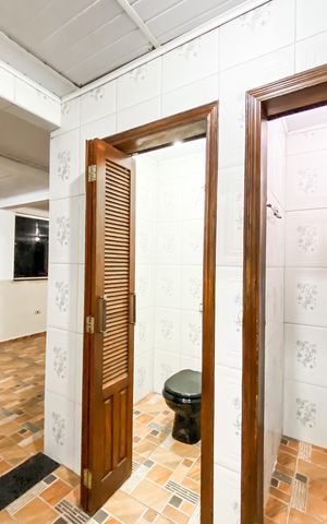 Casa à venda com 490m², 4 quartos e 2 vagas Casa à venda com 490m², 4 quartos e 2 vagasBanheiro social