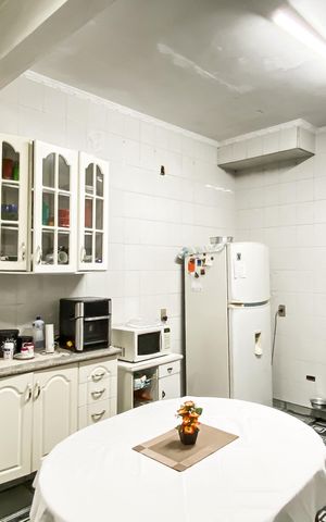Casa à venda com 490m², 4 quartos e 2 vagas Casa à venda com 490m², 4 quartos e 2 vagasCozinha