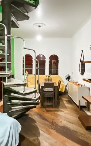 Casa à venda com 490m², 4 quartos e 2 vagas Casa à venda com 490m², 4 quartos e 2 vagasSala