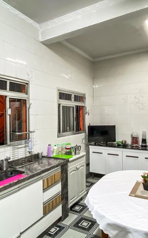 Casa à venda com 490m², 4 quartos e 2 vagas Casa à venda com 490m², 4 quartos e 2 vagasCozinha