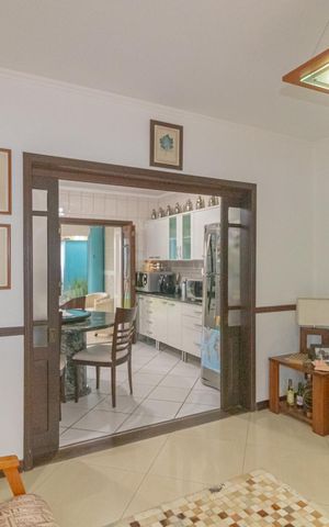Casa à venda com 345m², 4 quartos e 2 vagas Casa à venda com 345m², 4 quartos e 2 vagasSala