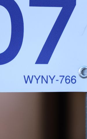 Casa à venda com 75m², 1 quarto e 2 vagasPlaca grande instalada no portão do imóvel em 08.06.2026 - Código da placa: WYNY-766