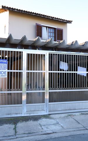 Casa à venda com 75m², 1 quarto e 2 vagasFachada do imóvel - Placa grande instalada no portão do imóvel em 08.06.2026 - Código da placa: WYNY-766