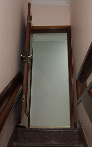 Casa para alugar com 800m², 6 quartos e 12 vagasEscada