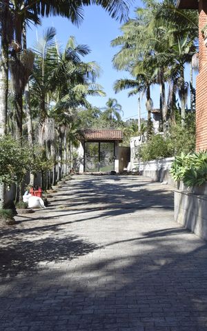 Casa para alugar com 800m², 6 quartos e 12 vagasEntrada da Garagem