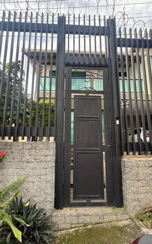 Casa à venda com 370m², 4 quartos e 4 vagas Casa à venda com 370m², 4 quartos e 4 vagasFachada