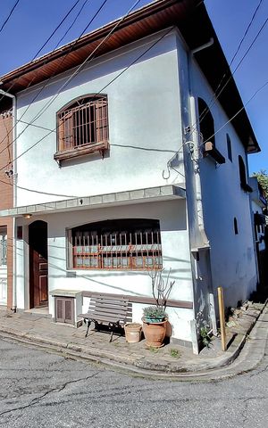 Casa à venda com 150m², 4 quartos e 2 vagas Casa à venda com 150m², 4 quartos e 2 vagasEntrada