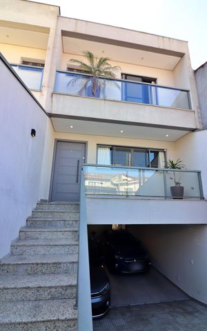 Casa à venda com 232m², 3 quartos e 3 vagasFachada
