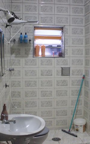 Casa à venda com 250m², 10 quartos e 5 vagasBanheiro 2