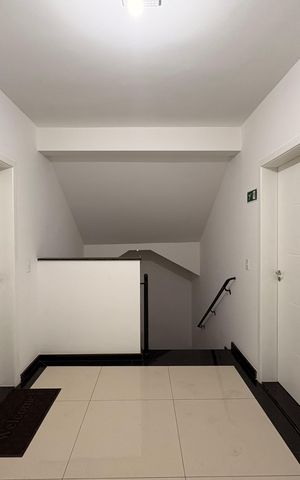 Apartamento à venda com 136m², 3 quartos e 2 vagasHall de entrada escada 