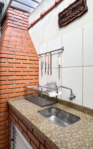 Casa à venda com 180m², 3 quartos e 2 vagas Casa à venda com 180m², 3 quartos e 2 vagasÁrea - Churrasqueira