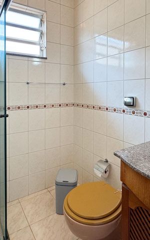 Casa à venda com 180m², 3 quartos e 2 vagas Casa à venda com 180m², 3 quartos e 2 vagasBanheiro Social