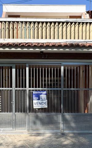 Casa à venda com 180m², 3 quartos e 2 vagas Casa à venda com 180m², 3 quartos e 2 vagasFachada
