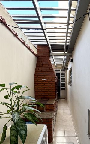 Casa à venda com 180m², 3 quartos e 2 vagas Casa à venda com 180m², 3 quartos e 2 vagasÁrea - Churrasqueira