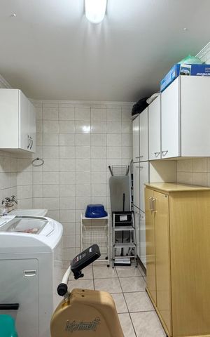 Casa à venda com 180m², 3 quartos e 2 vagas Casa à venda com 180m², 3 quartos e 2 vagasÁrea de Serviço