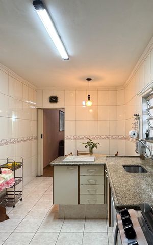 Casa à venda com 180m², 3 quartos e 2 vagas Casa à venda com 180m², 3 quartos e 2 vagasCozinha