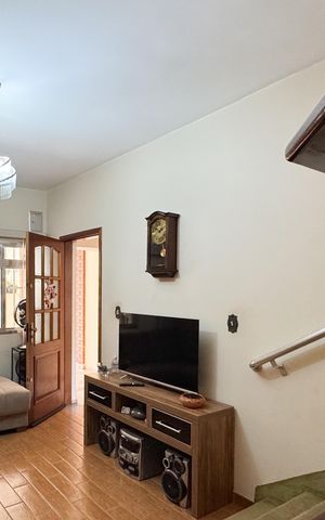 Casa à venda com 180m², 3 quartos e 2 vagas Casa à venda com 180m², 3 quartos e 2 vagasSala