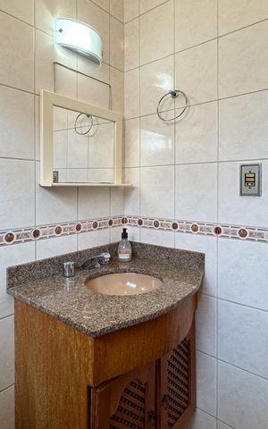 Casa à venda com 180m², 3 quartos e 2 vagas Casa à venda com 180m², 3 quartos e 2 vagasBanheiro Social