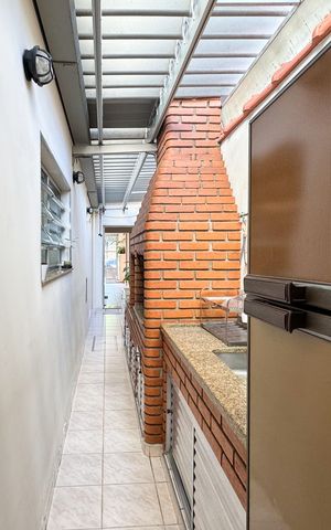 Casa à venda com 180m², 3 quartos e 2 vagas Casa à venda com 180m², 3 quartos e 2 vagasÁrea - Churrasqueira
