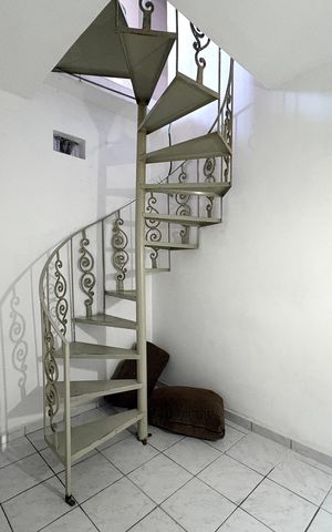 Casa à venda com 280m², 4 quartos e 2 vagasEscada