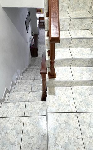 Casa à venda com 280m², 4 quartos e 2 vagasEscada