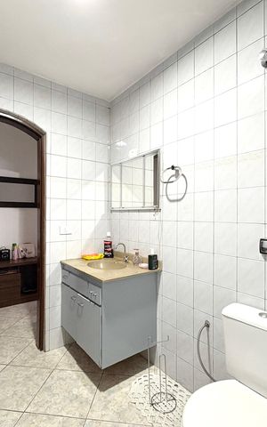 Casa à venda com 280m², 4 quartos e 2 vagasBanheiro 1