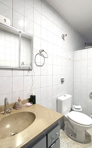 Casa à venda com 280m², 4 quartos e 2 vagasBanheiro 1