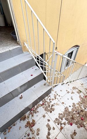 Casa à venda com 280m², 4 quartos e 2 vagasEscada externa 