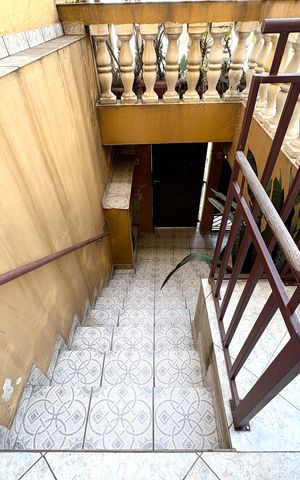Casa à venda com 280m², 4 quartos e 2 vagasEscada externa principal 