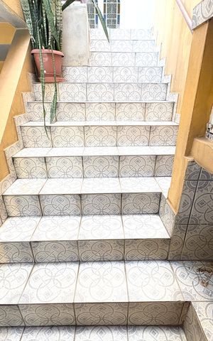 Casa à venda com 280m², 4 quartos e 2 vagasEscada externa principal 