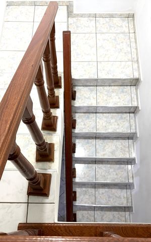 Casa à venda com 280m², 4 quartos e 2 vagasEscada