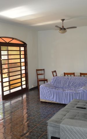 Casa para alugar com 300m², 4 quartos e 5 vagasSala