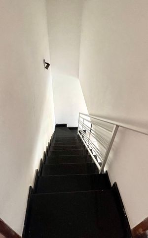 Casa à venda com 300m², 2 quartos e 2 vagasEscada 