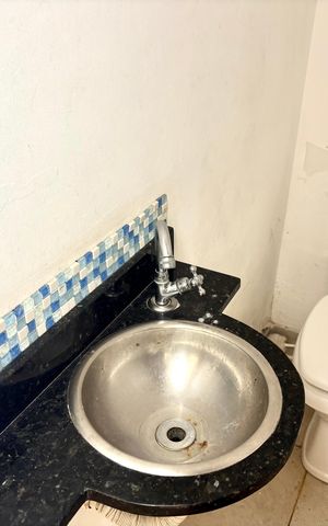 Casa à venda com 300m², 2 quartos e 2 vagasBanheiro 1
