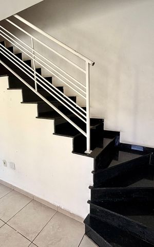 Casa à venda com 300m², 2 quartos e 2 vagasEscada 