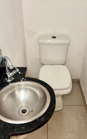 Casa à venda com 300m², 2 quartos e 2 vagasBanheiro 1