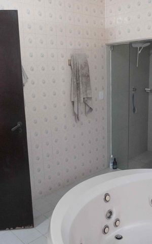 Casa à venda com 327m², 2 quartos e 4 vagasBanheiro da Suíte 1
