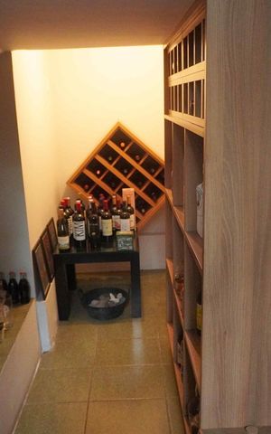 Casa à venda com 327m², 2 quartos e 4 vagasAdega