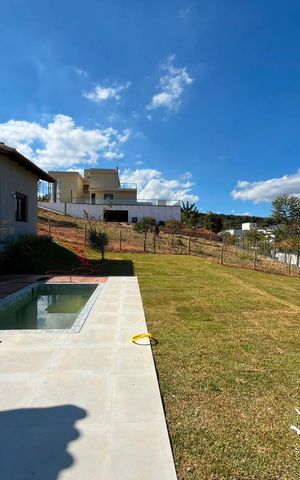 Casa de condomínio à venda com 230m², 3 quartos e 4 vagas Casa de condomínio à venda com 230m², 3 quartos e 4 vagasÁrea externa
