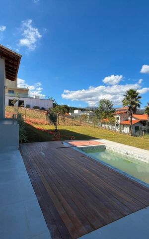 Casa de condomínio à venda com 230m², 3 quartos e 4 vagas Casa de condomínio à venda com 230m², 3 quartos e 4 vagasÁrea externa
