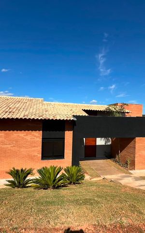 Casa de condomínio à venda com 230m², 3 quartos e 4 vagas Casa de condomínio à venda com 230m², 3 quartos e 4 vagasFachada