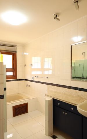 Casa de condomínio para alugar com 853m², 4 quartos e 8 vagasBanheiro da Suíte 2