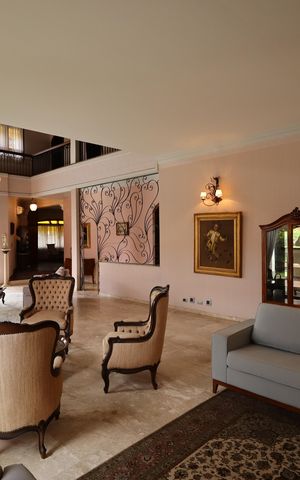 Casa de condomínio para alugar com 853m², 4 quartos e 8 vagasSala de estar com lareira