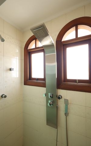 Casa de condomínio para alugar com 853m², 4 quartos e 8 vagasBanheiro da Suíte 3