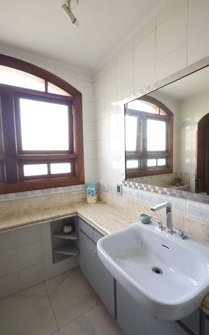Casa de condomínio para alugar com 853m², 4 quartos e 8 vagasBanheiro da Suíte 4