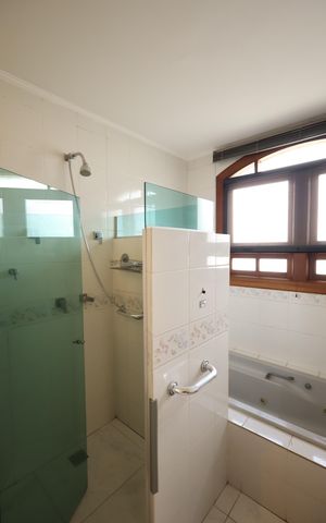 Casa de condomínio para alugar com 853m², 4 quartos e 8 vagasBanheiro da Suíte 1