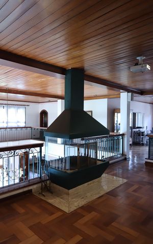 Casa de condomínio para alugar com 853m², 4 quartos e 8 vagasSala mezanino com lareira