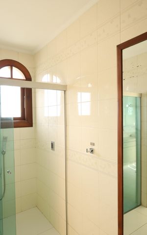 Casa de condomínio para alugar com 853m², 4 quartos e 8 vagasBanheiro da Suíte 3
