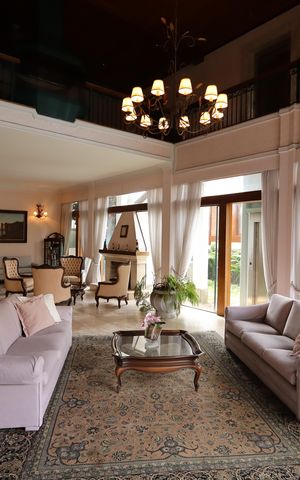 Casa de condomínio para alugar com 853m², 4 quartos e 8 vagasSala de estar com lareira